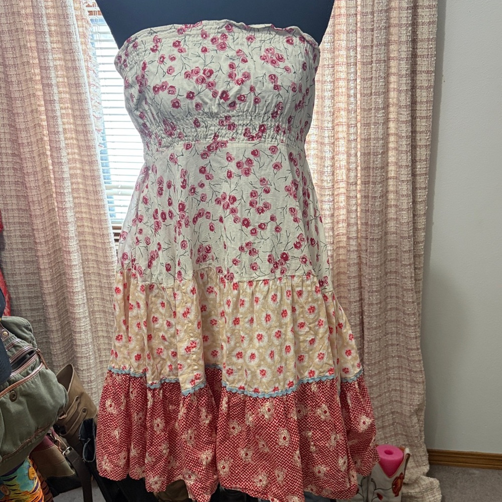 🌸 RARE 🌸Vintage Free People Dress with 3 tier floral design removable straps !